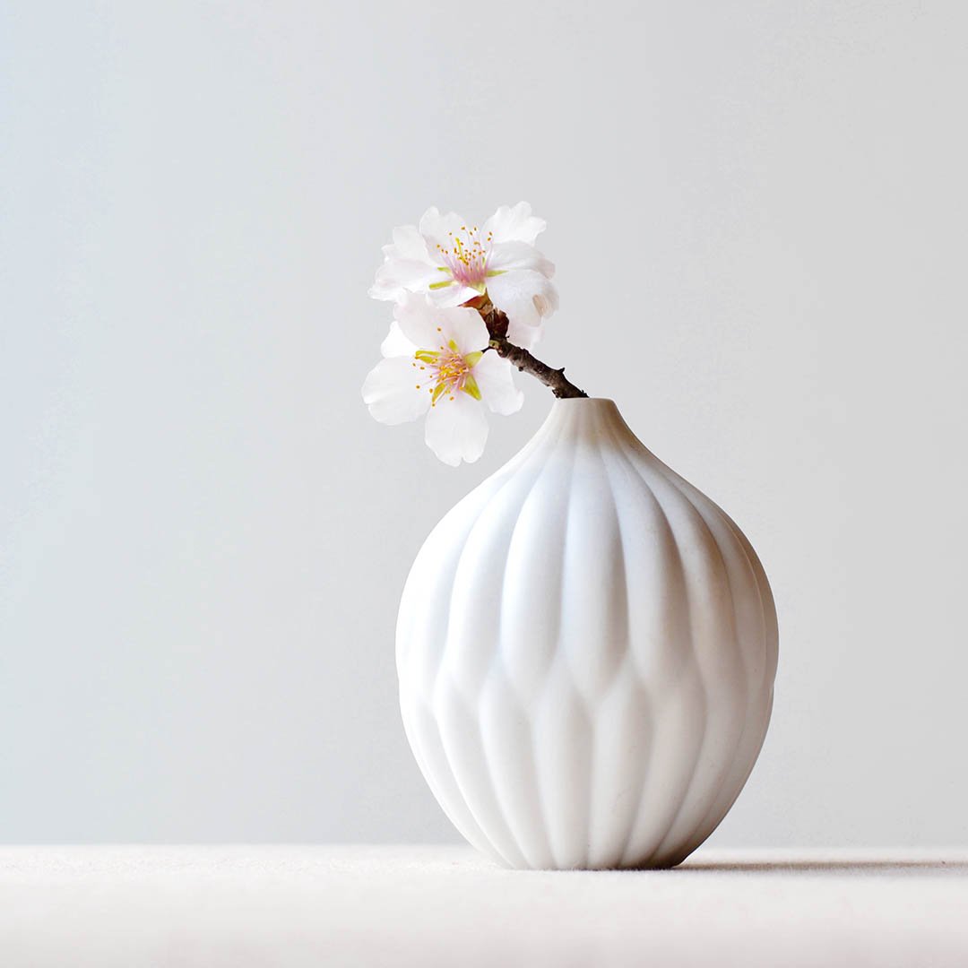 Petite Textured Porcelain Vase – Elegant Minimalist Ceramic Decor