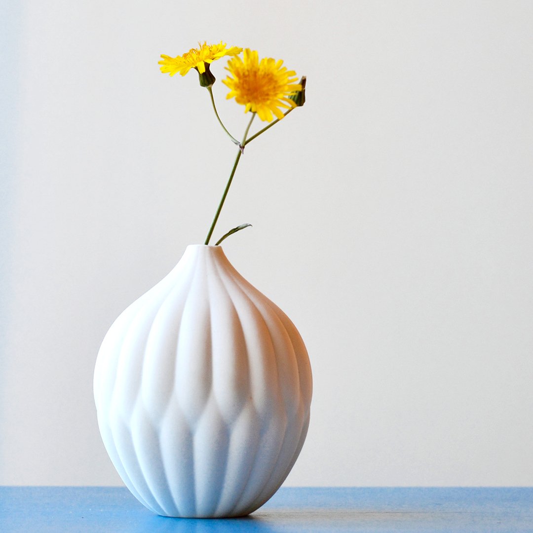 Petite Textured Porcelain Vase – Elegant Minimalist Ceramic Decor