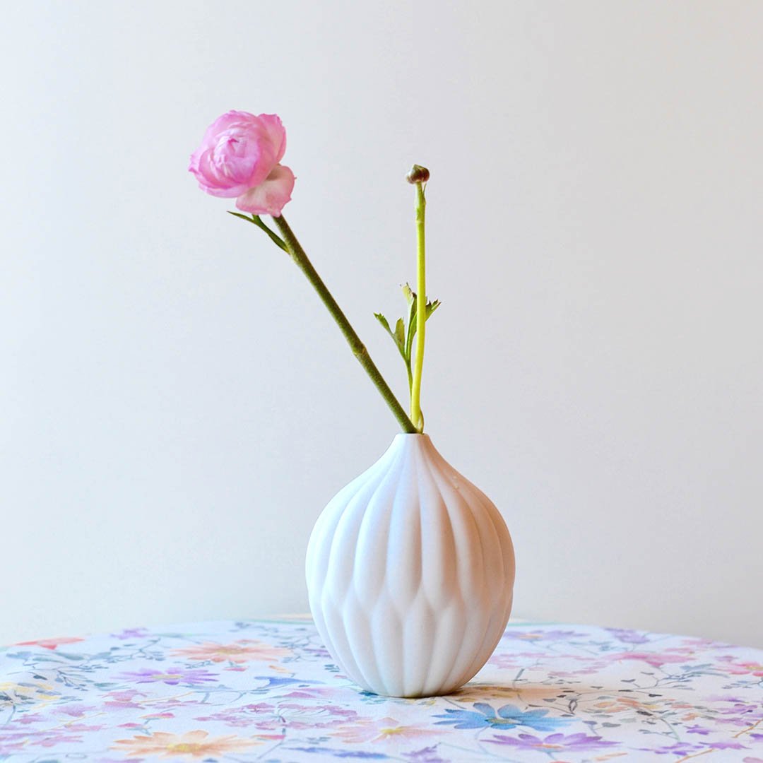 Petite Textured Porcelain Vase – Elegant Minimalist Ceramic Decor